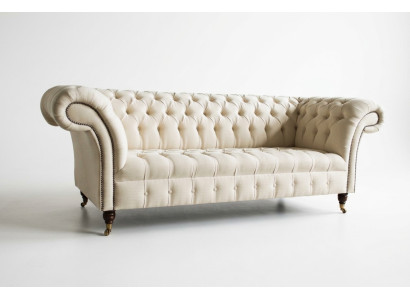 Sofá Chesterfield moderno beige de 3 plazas para sala de estar.
