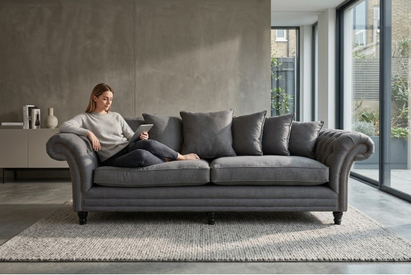 Sofá Chesterfield clásico de 4 plazas en terciopelo gris de 265 cm de diseño de cuero.
