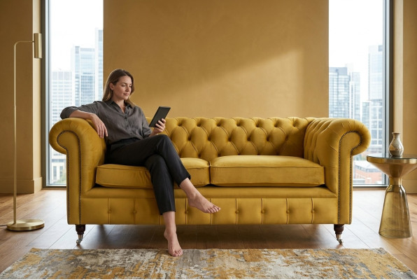 Sofá de diseño Chesterfield amarillo de dos plazas para sala de estar.