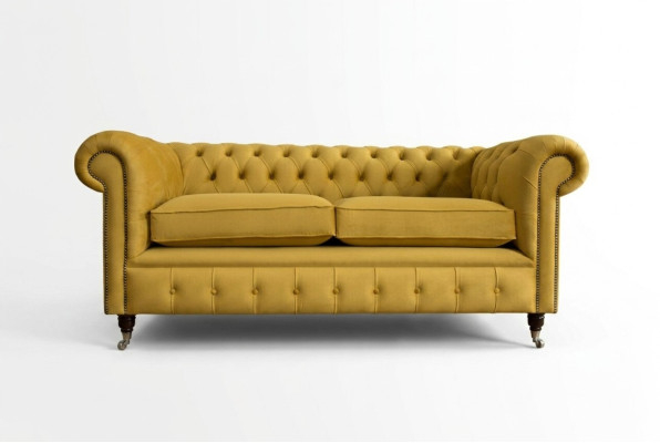 Sofá de diseño Chesterfield amarillo de dos plazas para sala de estar.