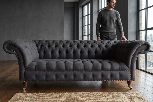 Sofá de lujo de tres plazas Chesterfield gris para sala de estar.