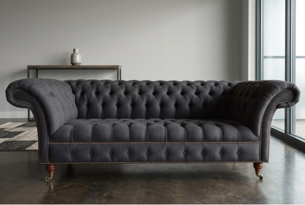 Sofá de lujo de tres plazas Chesterfield gris para sala de estar.