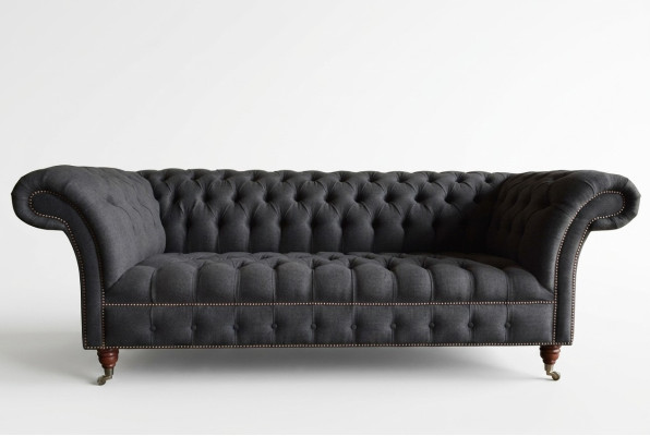 Sofá de lujo de tres plazas Chesterfield gris para sala de estar.