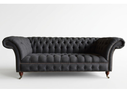 Sofá de lujo de tres plazas Chesterfield gris para sala de estar.