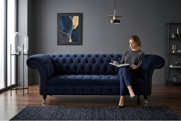 Sofá de lujo para sala de estar moderna, tres plazas, Chesterfield azul oscuro.