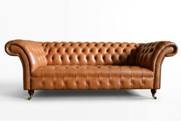Sofá moderno Chesterfield de tres plazas de color marrón claro.