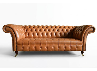 Sofá moderno Chesterfield de tres plazas de color marrón claro.