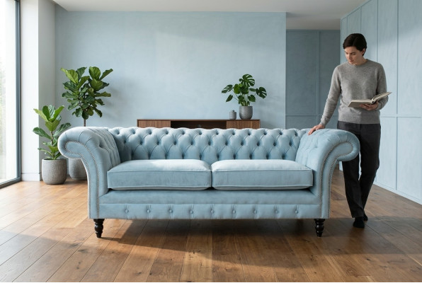 Sofá de lujo Chesterfield de tres plazas de color azul claro moderno.
