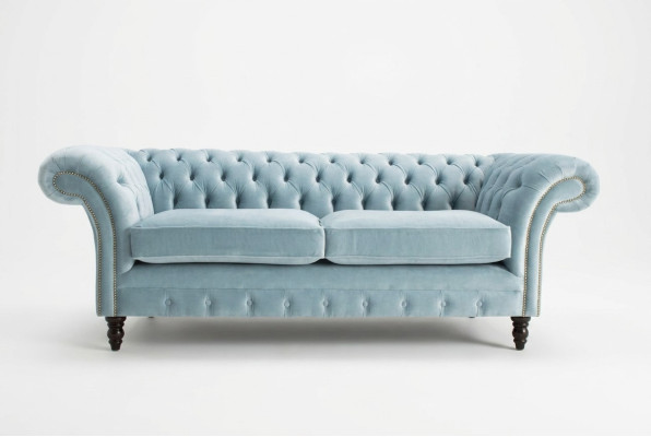 Sofá de lujo Chesterfield de tres plazas de color azul claro moderno.