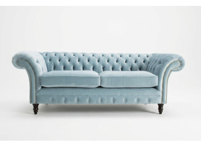 Sofá de lujo Chesterfield de tres plazas de color azul claro moderno.