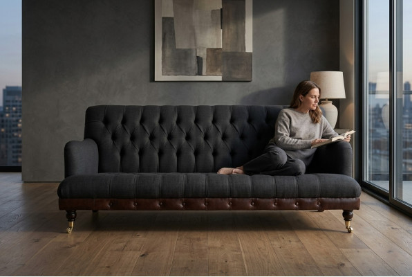 Sofá clásico Chesterfield de 3 plazas en terciopelo azul y cuero diseño tapizado.