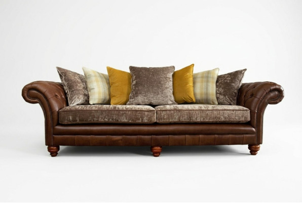 Sofá Chesterfield clásico de 4 plazas Sofás Sofás de cuero marrón de diseño.