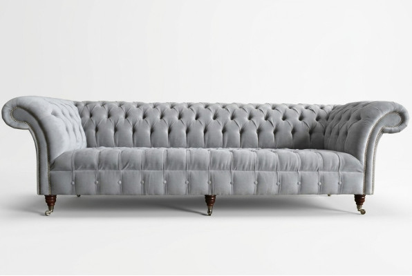 Clásico sofá Chesterfield de 4 plazas en cuero gris de diseño acolchado.