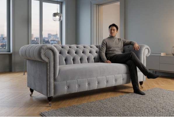 Sofá moderno de tres plazas Chesterfield gris acolchado.