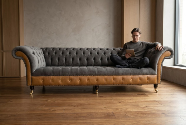 Sofá Chesterfield de diseñador color gris-marrón de lujo de 4 plazas