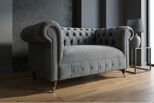Sofá de diseño Chesterfield 2 plazas, tapizado en piel y textil gris.