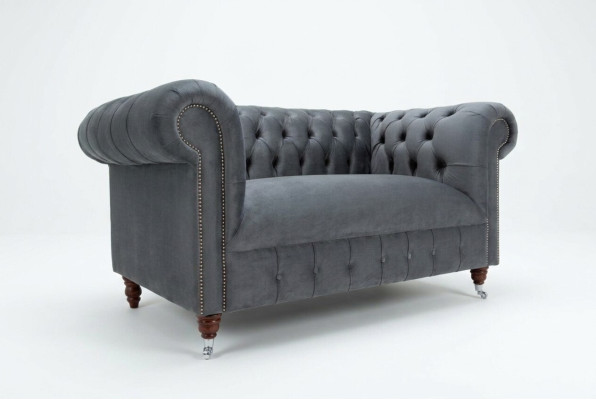 Sofá de diseño Chesterfield 2 plazas, tapizado en piel y textil gris.