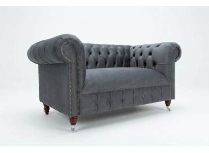Sofá de diseño Chesterfield 2 plazas, tapizado en piel y textil gris.
