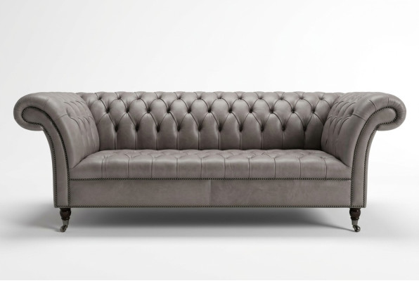 Sofá Chesterfield gris de tres plazas exclusivo para la sala de estar.