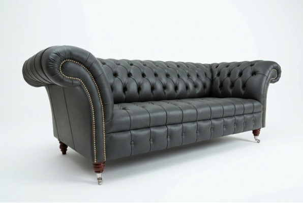 Sofá Chesterfield de cuero gris de tres plazas, diseño de 3 plazas.
