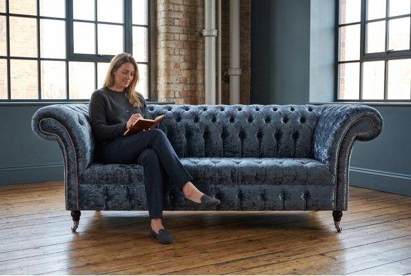 Sofá Chesterfield de diseño en textil para el salón de estar Sofás tres plazas gris.