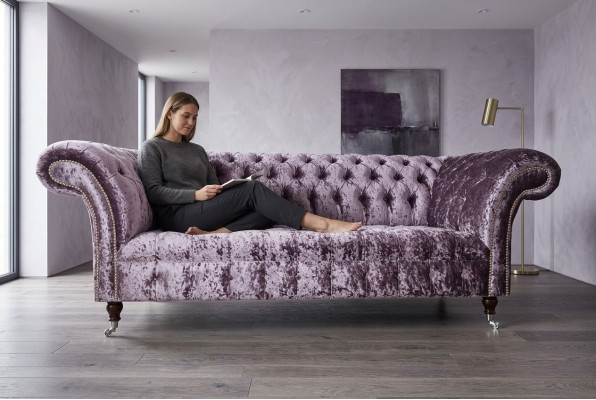 Elegante sofá Chesterfield lila de tres plazas para sala de estar de lujo