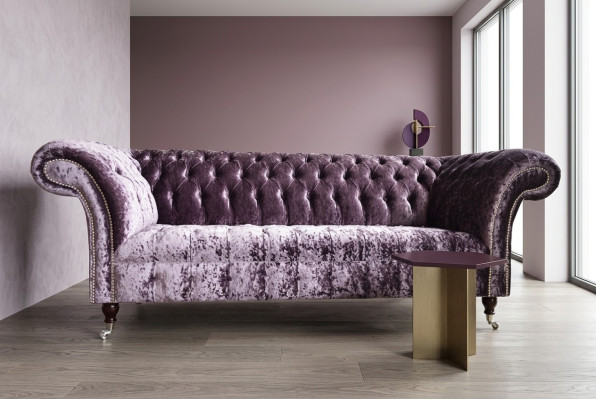 Elegante sofá Chesterfield lila de tres plazas para sala de estar de lujo