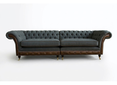 Sofá Chesterfield de tela para cuatro personas con cojines de asiento de 265 cm.