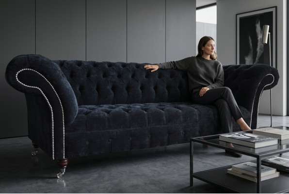 Sofá de lujo de tres plazas Chesterfield negro para la sala de estar.