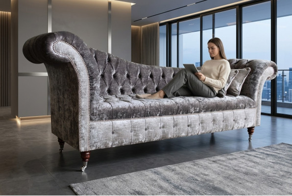 Sofá Chesterfield de diseñador gris de 3 plazas.