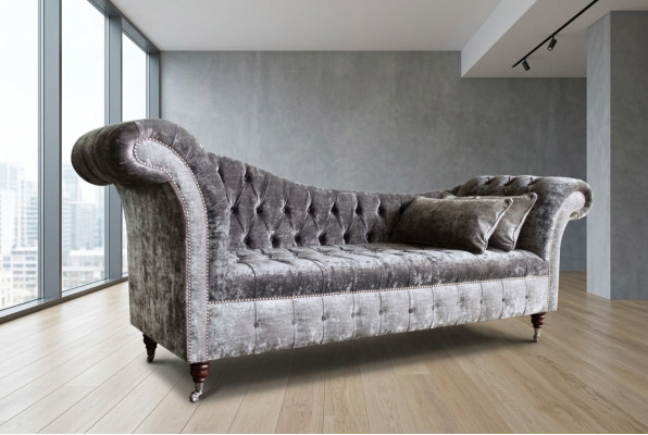 Sofá Chesterfield de diseñador gris de 3 plazas.