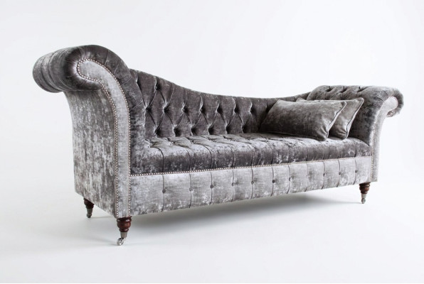 Sofá Chesterfield de diseñador gris de 3 plazas.