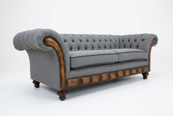Sofá de diseñador Chesterfield color gris-marrón para la sala de estar, de 3 plazas.