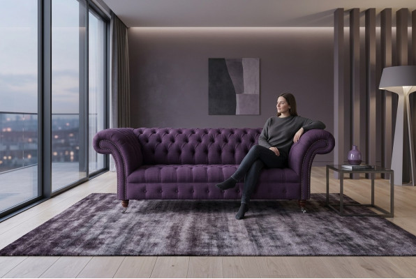 Moderno sofá Chesterfield de tres plazas en lila para sala de estar.