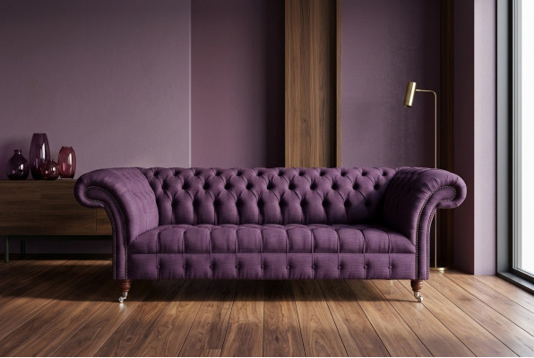 Moderno sofá Chesterfield de tres plazas en lila para sala de estar.