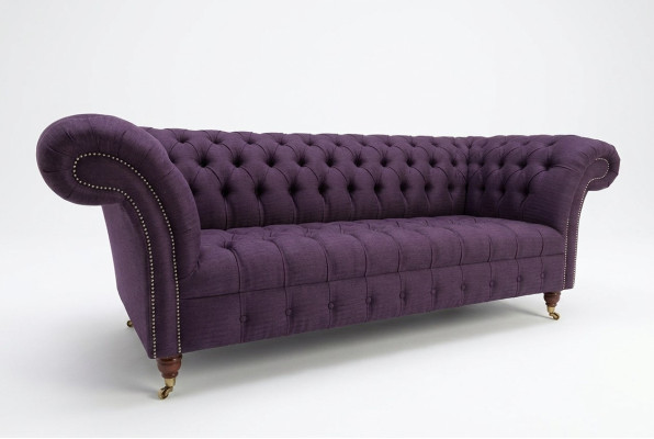 Moderno sofá Chesterfield de tres plazas en lila para sala de estar.