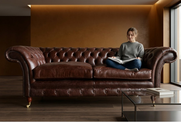 Sofá de lujo Chesterfield marrón de 3 plazas para sala de estar moderna.
