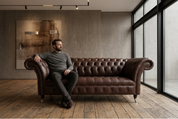 Sofá Chesterfield marrón de lujo diseñado por un diseñador de sofás.