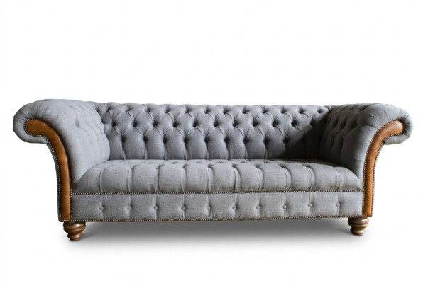Noble y elegante sofá Chesterfield gris de tres plazas de lujo para sala de estar.