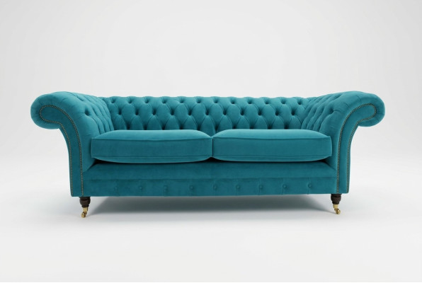 Sofá Chesterfield de diseñador de 3 plazas de lujo en el salón de color turquesa.