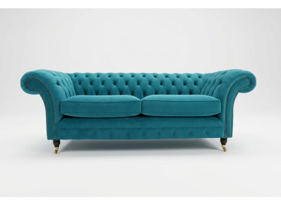 Sofá Chesterfield de diseñador de 3 plazas de lujo en el salón de color turquesa.