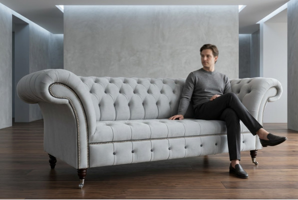 Sofá Chesterfield de diseñador blanco de tres plazas. Sofá moderno de tres plazas.