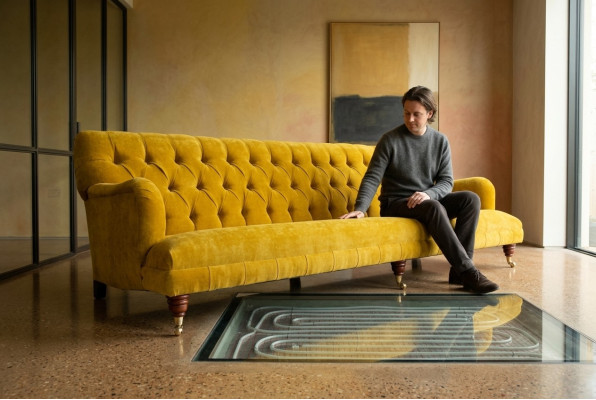 Sofá Chesterfield clásico de 4 plazas en cuero amarillo diseño tapizado.