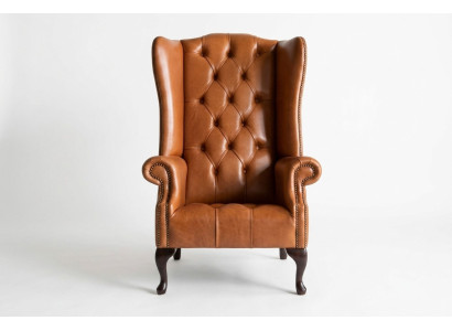 Sillón Chesterfield, sillón de orejas, sofá de tela, tela de tela, cojines marrones, sala de estar.