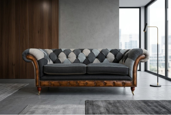 Sofá Chesterfield resistente de microfibra con cojines de tela acolchada.