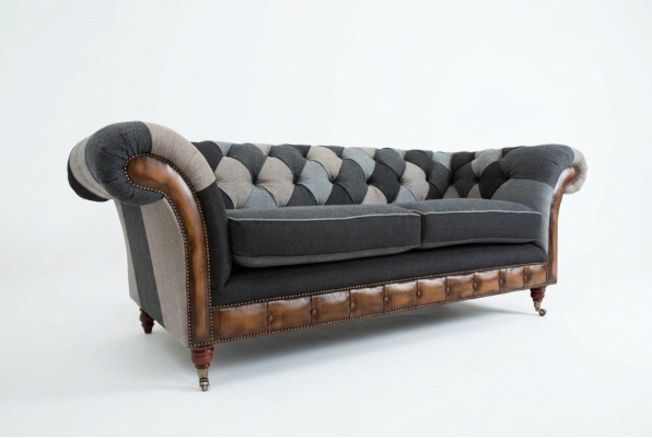 Sofá Chesterfield resistente de microfibra con cojines de tela acolchada.
