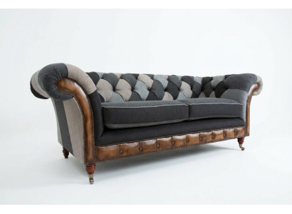 Sofá Chesterfield resistente de microfibra con cojines de tela acolchada.