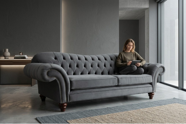Sofá grande de 4 plazas Chesterfield tapizado de tela gris nuevo.