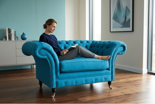 Sofá azul Chesterfield tapizado en tela y cuero, mobiliario nuevo.