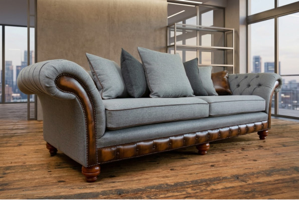 Sofá clásico de diseño Chesterfield de 4 plazas en tela de lujo y tapizado.